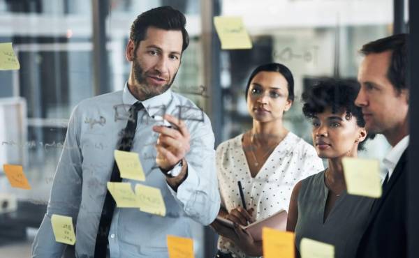 Cuando un líder se enfoca en justificar sus propios errores o las limitaciones de sus colaboradores, en lugar de reconocerlos y enfrentarlos, crea una cultura de excusas. Foto de iStock