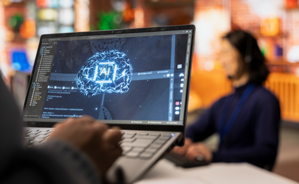 <i>Uno de los grandes retos para la educación superior es preparar a los estudiantes para trabajar con inteligencia artificial. Foto de iStock</i>