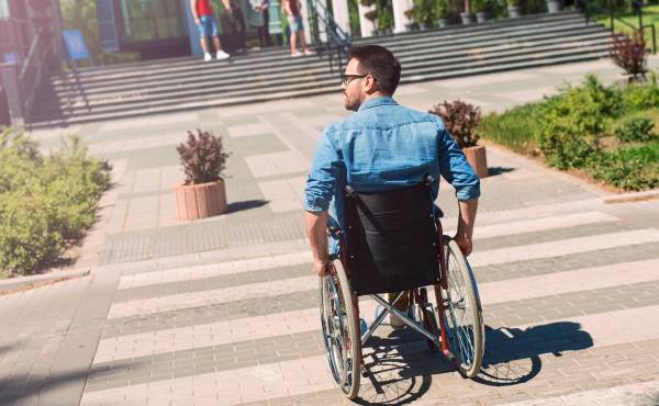 Un 30 % de los encuestados afirma que sus compañeros de trabajo hicieron suposiciones negativas sobre sus competencias durante el último año. Foto de iStock