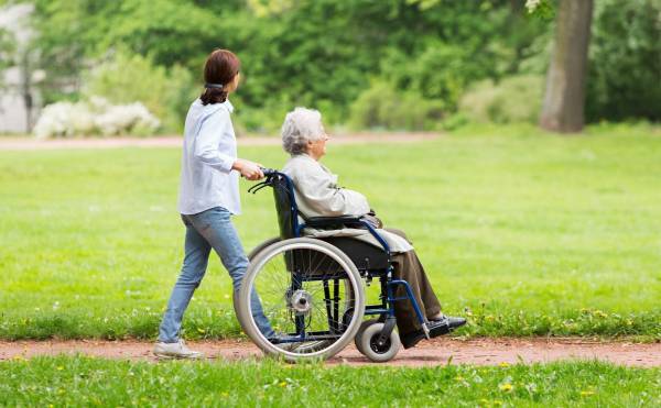 <i>El cuido de personas adultas mayores impacta directamente en la productividad, el clima organizacional y la retención de talento. Foto de iStock</i>