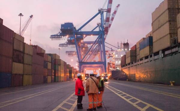 <i>El comercio global cayó ligeramente por segundo mes consecutivo en abril, reflejando el impacto continuo de la guerra en Oriente Medio. Foto de iStock</i>