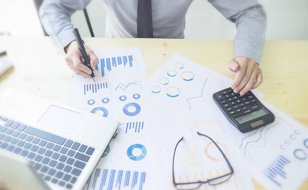 <i>Los soberanos se enfrentan a un compromiso entre endeudarse en moneda local para reducir el riesgo cambiario en sus balances, o en moneda extranjera para contener los costes de intereses. Foto de Pinkypills / Getty Images/iStockphoto</i>