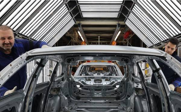 <i>Empleados trabajan en una línea de producción del fabricante de automóviles alemán BMW en la planta de la compañía en Munich, el 5 de diciembre de 2023. FOTO Alexandra Beier/AFP</i>