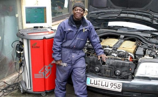 El rey africano que gobierna desde Alemania por Skype