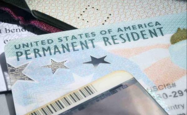 EEUU revisará 'green cards' de migrantes de países de preocupación