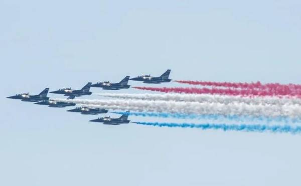 Aviones militares sobrevuelan la ciudad de Nueva York durante el desfile naval internacional Parade of Sail, con motivo de la celebración del aniversario 250 de la Independencia de Estados Unidos. EFE/ EPA/ Kena Betancur