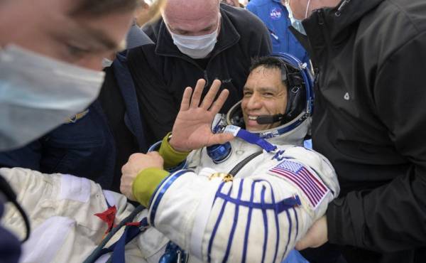 <i>En esta foto proporcionada por la NASA, el astronauta de la NASA de la Expedición 69 Frank Rubio recibe ayuda para salir de la nave espacial Soyuz MS-23 pocos minutos después de que él y los cosmonautas de Roscosmos Sergey Prokopyev y Dmitri Petelin aterrizaran en un área remota cerca del ciudad de Zhezkazgan, Kazajstán, el 27 de septiembre de 2023. FOTO: Bill Ingalls/NASA vía Getty Images/AFP</i>