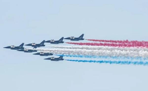 Aviones militares sobrevuelan la ciudad de Nueva York durante el desfile naval internacional Parade of Sail, con motivo de la celebración del aniversario 250 de la Independencia de Estados Unidos. EFE/ EPA/ Kena Betancur