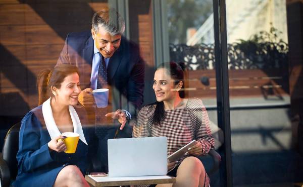 Si es nuevo en un lugar de trabajo y no está seguro de qué ponerse, observe cómo se visten sus colegas o pídales directamente que le aconsejen sobre qué ponerse. Foto de iStock