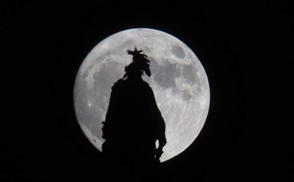 El mundo se maravilla por la Superluna