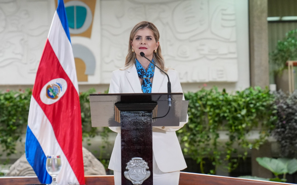 <i>La presidenta conservadora de derecha Laura Fernández expresó su deseo de organizar visitas al CACCO para que estudiantes de centros educativos de barrios peligrosos donde hay muchachos pensando en delinquir observen cómo viven allí los presos. Foto de cortesía</i>