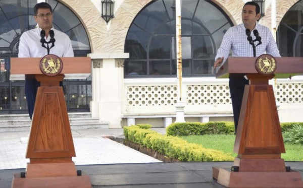 Morales y Hernández denuncian 'motivos políticos' en crisis migratoria hondureña