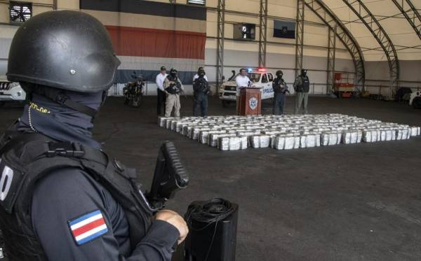 <i>El Ministro de Seguridad Pública de Costa Rica, Mario Zamora, habla durante una conferencia de prensa donde anuncia la incautación de dos toneladas de cocaína en San José el 22 de octubre de 2023. La droga fue incautada en las instalaciones de APM Terminals en el puerto de Limón el 21 de octubre. FOTO Ezequiel BECERRA/AFP</i>