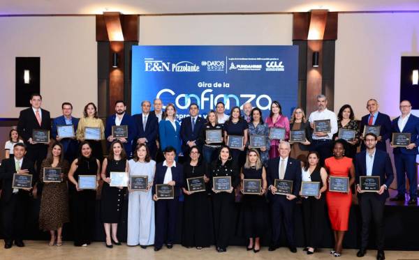 <i>Revista Estrategia &amp; Negocios y PIZZOLANTE hicieron entrega de reconocimientos a las Organizaciones reconocidas como de Alta Confianza Empresarial en Honduras 2025.</i>