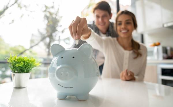 A medida que se acostumbre al hábito de ahorrar, puede aumentar gradualmente la cantidad y lograr más metas. Foto de iStock