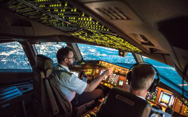 Boeing recuerda a aerolíneas inspeccionar botones en cabinas de mando