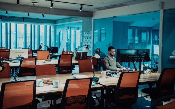 Se recomienda apoyar a quienes han estado fuera del mercado laboral por periodos prolongados. Foto de iStock