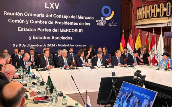 Los acuerdos fueron firmados previo al inicio de la cumbre semestral de presidentes del bloque suramericano en Uruguay. Foto cortesía