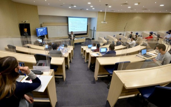 Universidad Adolfo Ibáñez: Educación potenciada por la tecnología