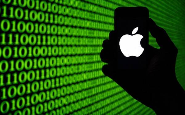 <i>Apple desarrolla un pin portátil con inteligencia artificial (IA), equipado con cámaras, micrófonos y un altavoz, pero sin pantalla. Foto de iStock</i>