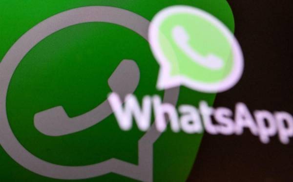 <i>Solo los padres pueden acceder a los ajustes de privacidad y modificarlos, lo que les permite adaptar la experiencia de su familia, detalla WhatsApp. Foto de AFP</i>