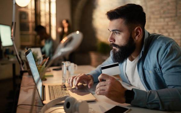 Siempre se debe verificar siempre la autenticidad de los sitios web; estos tienen que empezar con “https” y mostrar un candado cerrado en la barra del navegador. Foto de iStock