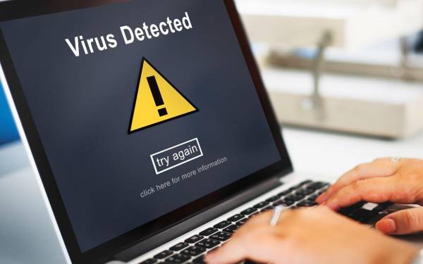 La campaña maliciosa comienza con un correo de phishing que incluye un archivo adjunto llamado Factura.pdf que induce a la víctima a hacer clic en un enlace que produce la descarga de un archivo. Foto de iStock
