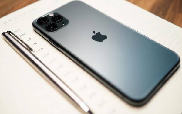 <i>Apple también está apostando por el sector de la IA, aunque los inversores destacan su gasto moderado en esta tecnología. Foto de iStock</i>