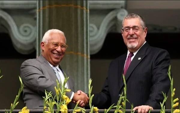 António Costa, presidente del Consejo Europeo, y el presidente de Guatemala, Bernardo Arévalo, sellando una relación que abre expectativas de inversión en el país. (Foto: EFE)