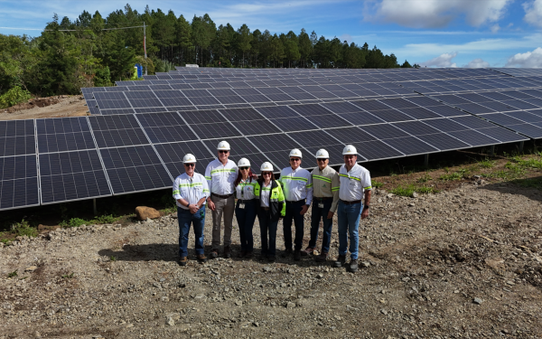 <i>El parque solar Tijax, ubicado en la Planta San Gabriel, en San Juan Sacatepéquez, aporta 4.2 MWp, con una producción anual de 7.4 GWh, complementando la capacidad instalada de Helios. Foto de cortesía</i>