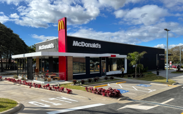 <i>McDonald’s habilitó un canal digital directo para que propietarios y promotores postulen terrenos comerciales, priorizando ubicaciones de alto tráfico y visibilidad. Foto de cortesía</i>