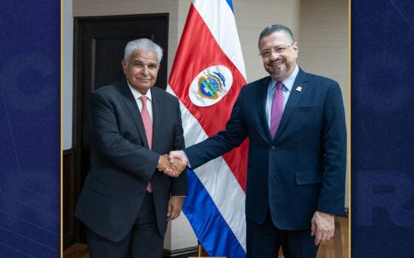 Presidente de Costa Rica recibe a candidato favorito en elecciones en Panamá