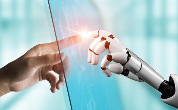 <i>Entre humanos e inteligencia artificial cada relación es distinta (como entre las personas), pero se reconocen tres fases propias de las humanas: exploración, intimidad y disolución. Foto de iStock</i>