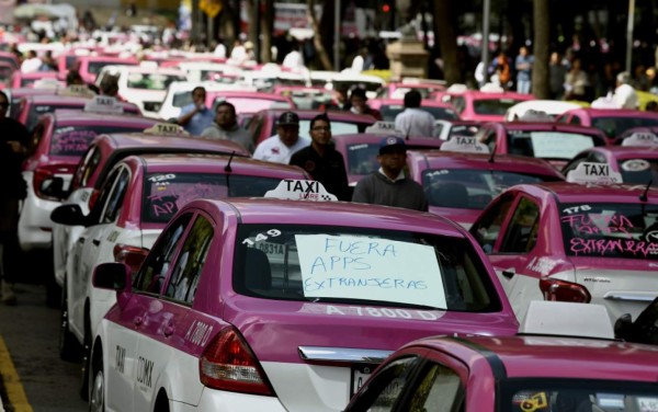 Taxistas mexicanos bloquean calles de la CDMX contra apps de transporte