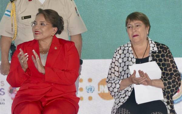 <i>La presidenta de Honduras, Xiomara Castro (i), y la expresidenta de Chile Michelle Bachelett participan en un evento sobre mujeres alcaldesas hondureñas, este jueves en Tegucigalpa (Honduras). FOTO. EFE/ Calle</i>