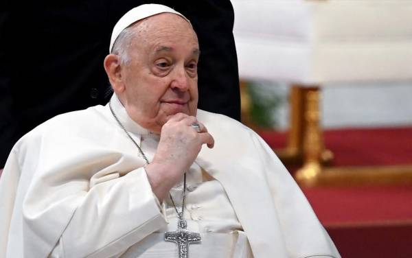 El papa Francisco descarta renuncia y habla de sus amores de juventud en autobiografía