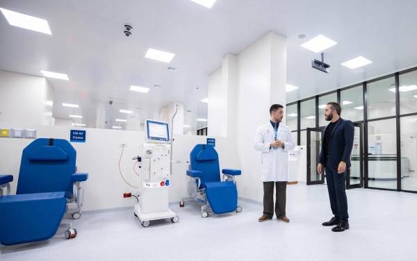 <i>Fotografía cedida por el Gobierno de El Salvador que muestra al presidente Nayib Bukele (d), en un recorrido por las nuevas instalaciones del Hospital Rosales, el principal centro médico del país en San Salvador (El Salvador). EFE/ Gobierno de El Salvador</i>