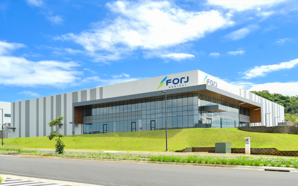 <i>Tras una inversión de US$15 millones, Forj Medical, una organización global de diseño y fabricación por contrato (CDMO) de dispositivos médicos, inauguró su nueva y avanzada planta de producción en la Zona Franca Evolution, en Costa Rica. Foto de cortesía</i>