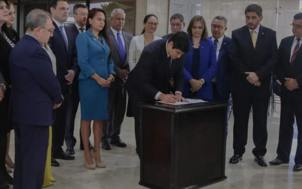 Costa Rica: Alvarado ratifica ley que límita derecho a huelga y la prohibe en servicios esenciales