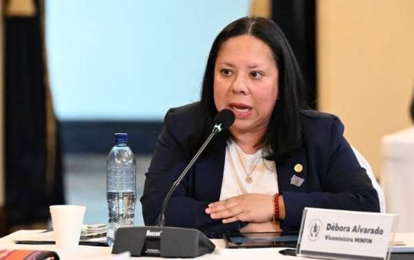 <i>La ministra Alvarado recibe una agenda que exige más inversión y mejores servicios. Su capacidad de sostenerla dependerá de actualizar los ingresos, ordenar el financiamiento y demostrar que el aumento del presupuesto produce beneficios verificables. (Foto: AGN)</i>