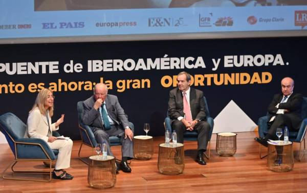 <i>EN LA FOTO: Núria Vilanova, Enrique V. Iglesias, Andrés Allamand y Mariano Jabonero / CEAPI</i>