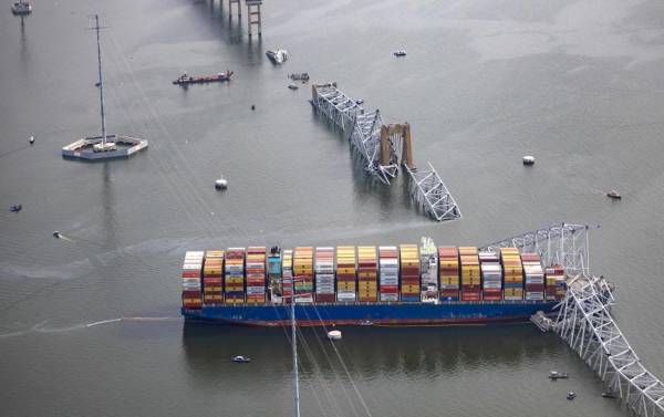 Derrumbe de puente paraliza uno de los puertos más importantes de EEUU