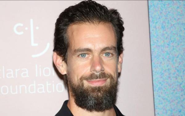 <i>Dorsey es conocido por sus emprendimientos tecnológicos, entre ellos la red social Twitter (ahora X), que fundó en 2006; la firma de pagos Square (ahora Block), en 2009; o Bluesky, una red alternativa a X, que fundó en 2019, y en cuya junta directiva trabajó hasta su salida en 2024. FOTO ARCHIVO</i>