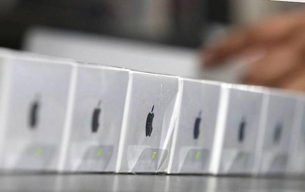 <i>Varias unidades de iPhone de Apple esperan ser escaneadas en el sistema de ventas en una tienda Best Buy. FOTO ARCHIVO/ George Frey/Getty Images/AFP</i>