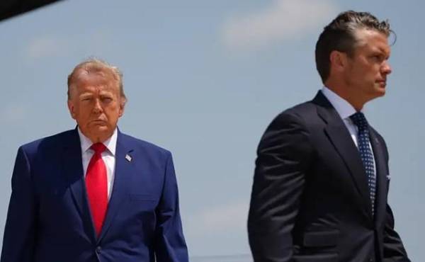 <i>En Panamá, Pete Hegseth también tiene previsto reunirse con el presidente, José Raúl Mulino. Hegseth en la foto junto al presidente Donald Trump. (Foto: DW)</i>