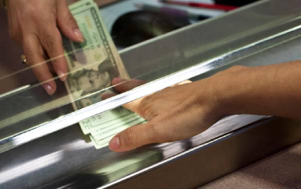 <i>Las remesas procedentes desde Estados Unidos, donde residen alrededor de 1,8 millones de hondureños, constituyen uno de los principales pilares de la economía de Honduras. Foto de iStock</i>