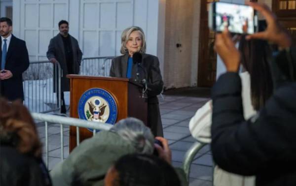 <i>Fotografía de la exprimera dama y secretaria de Estado de EEUU, Hillary Clinton (c), hablando ante la prensa tras su comparecencia ante la Comisión de Supervisión de la Cámara de Representantes, en Chappaqua, Nueva York (EE.UU.). EFE/EPA/ Olga Fedorova</i>