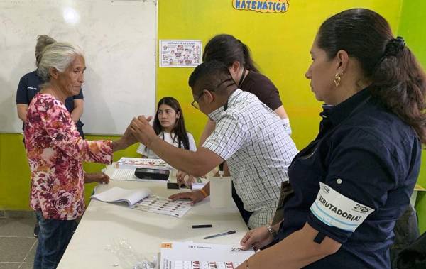 <i>Fotografía del 7 de diciembre de 2025 de una persona al votar, en San Antonio de Flores, El Paraíso (Honduras). EFE/ Wilfredo Antunez</i>