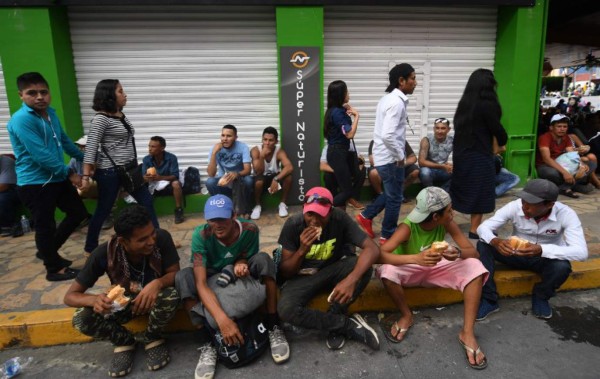 Trump dice que hará todo lo posible para detener a migrantes hondureños