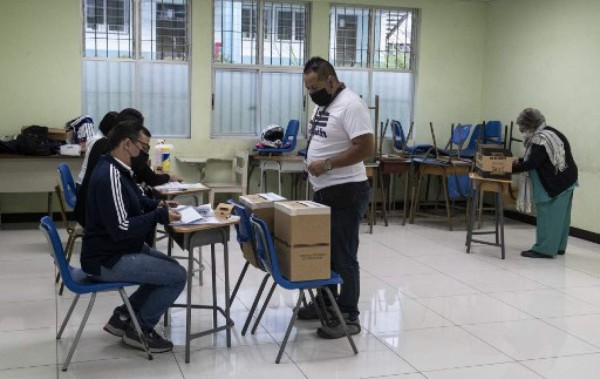 El Tribunal Supremo de Elecciones (TSE) de Costa Rica aseguró este domingo que todas las mesas de votación abrieron hoy para las elecciones generales y que las primeras horas del proceso han transcurrido con normalidad. (Photo by Ezequiel BECERRA / AFP)